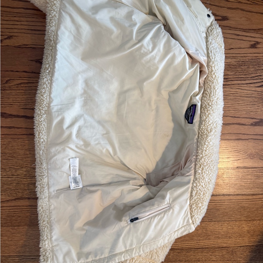Patagonia Womans Fluffy Cream Puffer Jacket - Picture 6 of 6